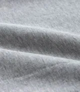 Pantalón deportivo de corte jogger, color negro, con cintura elástica ajustable mediante cordón, bolsillos laterales y puños acanalados en los tobillos. Confeccionado en tejido de algodón con interior felpudo.