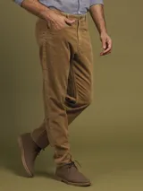 Pantalón de pana azul con corte recto, tiro medio y bolsillos delanteros y traseros.