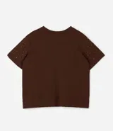 Remera de malla color tostado con cuello redondo, mangas cortas y aplicación de strass salpicado en toda la prenda.
