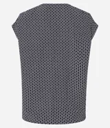 Blusa de crepé con estampado geométrico en blanco y negro, escote en V y mangas cortas sin sisa con detalle fruncido en los hombros.