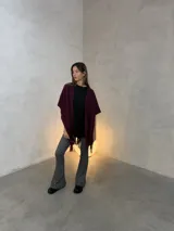 Pantalón tipo calza de tiro alto con corte acampanado, confeccionado en lycra con estampado de lunares blancos sobre fondo negro.