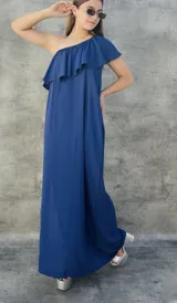 Vestido largo azul de un solo hombro con volados.