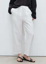 Pantalón de lino color blanco, de corte recto y tiro alto, con cintura elástica con cordón ajustable.