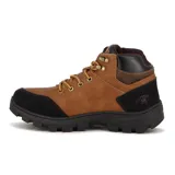 Bota acordonada color marrón claro con detalles en negro, suela de goma y logo "Country" en el lateral.