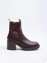 Bota de caña corta color marrón, con elástico lateral con textura croco, taco cuadrado y suela track.