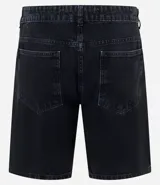 Bermuda de hombre de jean azul claro, corte slim, con cintura fija, cierre tradicional y bolsillos delanteros y traseros.