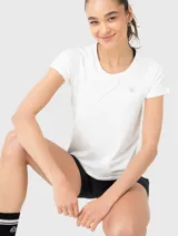 Remera deportiva blanca de manga corta con cuello redondo y logo estampado en el pecho.