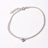 Pulsera plateada de doble cadena con dije de estrella.