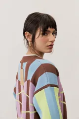 Saco abierto de punto con diseño geométrico de bloques en tonos marrón, celeste, lila y verde, con puños y ribetes acanalados.