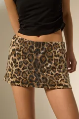 Falda mini de corte recto con estampado animal print y recubrimiento de lentejuelas brillantes.