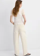 Jeans de corte relaxed fit color marfil, de tiro medio con bolsillos delanteros y traseros.