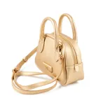 Cartera mini tipo bowling marca XL Extra Large, de color dorado, confeccionada en símil cuero. Cuenta con asas cortas fijas de mano y una correa regulable y desmontable para usar como bandolera. Posee cierre superior y detalle de aplique con el logo de la marca en el frente.