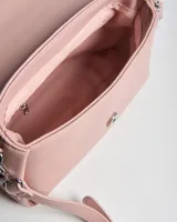 Cartera chica de símil cuero color rosa, con textura granulada, asa superior y correa bandolera regulable y desmontable. Cuenta con solapa con broche y herrajes plateados.