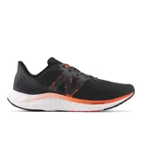 Championes New Balance Fresh Foam Arishi v4, color negro con detalles en naranja y rojo. Capellada de malla transpirable con superposiciones sintéticas, entresuela Fresh Foam y suela de goma resistente.
