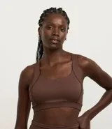 Top deportivo marrón acanalado con escote redondo y espalda estilo nadador.