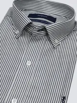 Camisa de hombre clásica de manga larga, confeccionada en 100% algodón, con diseño de rayas verticales en tonos azul, celeste y blanco, cuello abotonado y bordado sutil en el pecho.