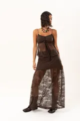Pollera larga de encaje color chocolate, con diseño traslúcido y corte fluido.
