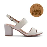 Sandalias de cuero color blanco, con dos tiras anchas y taco cuadrado. Cierre con hebilla.