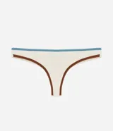 Bombacha de bikini básica confeccionada en microfibra texturizada color blanco marfil, con doble hilo y ribetes en contraste en tono marrón y celeste.