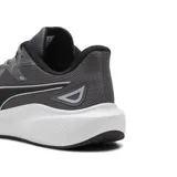 Championes de running Puma Skyrocket Lite, color gris oscuro con detalles en negro y suela blanca. Presentan un diseño aerodinámico con malla transpirable y tecnología Fit+ para un ajuste seguro.