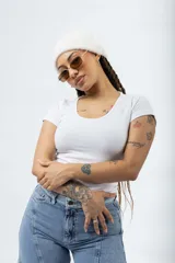 Remera de manga corta color marrón, con escote redondo y tejido acanalado.