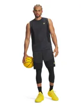 Short deportivo Under Armour de la línea Curry, color negro con detalles en amarillo neón. Presenta el logo de Stephen Curry en la pierna derecha y paneles laterales en contraste. Diseñado para el rendimiento en básquetbol.