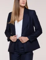 Blazer de sastre entallado color gris claro, con solapa de muesca clásica, cierre frontal de un solo botón y bolsillos frontales de vivo horizontales.