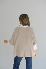Sweater de punto color visón, con cuello redondo, mangas tres cuartos y diseño holgado.