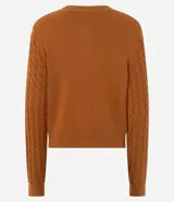 Cárdigan de punto trenzado color marrón, con cuello redondo, manga larga y cierre frontal con botones metálicos. Presenta puños y ruedo acanalados.