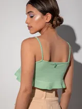 Top blanco de bretel fino con volado en la terminación inferior y textura.