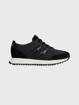 Zapatillas Moncler modelo Pacey2, confeccionadas en ante y nobuk en tonos verde militar, con detalles en blanco y marrón, cordones verde oscuro y suela dentada de goma.