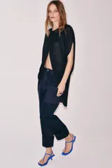 Pantalón worker de tiro medio de Zara Woman Collection, confeccionado en denim azul oscuro con detalles de combinación de tejidos a tono. Presenta cintura con trabillas, bolsillos laterales de plastrón, bajo acabado en vuelta y cierre frontal con cremallera y botón.