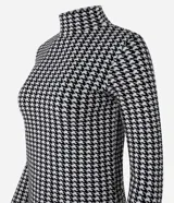 Suéter de cuello alto con estampado de pata de gallo en blanco y negro.