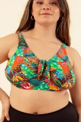 Top de bikini estampado con nudo central, breteles regulables y broche en la espalda.