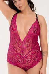 Body fucsia de puntilla elastizada con breteles elásticos regulables cruzados en la espalda y broche en la entrepierna con fundillo de algodón.