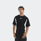 Remera de algodón con corte oversize, diseño bicolor en negro y blanco con paneles laterales en contraste. Presenta logo bordado en el frente y en la espalda.