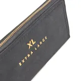 Billetera grande de símil gamuza color gris oscuro, con cierre perimetral y herrajes dorados. Presenta el logo "XL EXTRA LARGE" en dorado en el frente. Cuenta con compartimento interno con divisor central y cierre, múltiples espacios para tarjetas y bolsillos internos para billetes.
