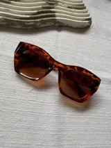 Lentes de sol Mónaco con armazón carey de diseño geométrico y lentes oscuras con filtro UV400.