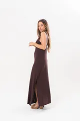 Vestido largo sin mangas, color marrón chocolate, con escote en V pronunciado y corte recto.