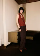 Blusa sin mangas color bordó, con cuello escotado y detalle de fular integrado al cuello. Presenta un diseño recto y tirantes anchos.