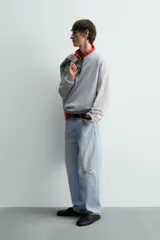 Sudadera de algodón gris jaspeado, corte regular, con cuello redondo y puños y bajo acanalados.