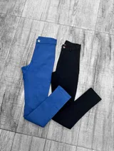 Pantalón chupín de bengalina azul y negro con cintura alta y corte ajustado.
