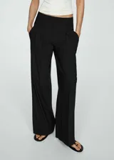 Pantalon de vestir negro de corte recto y tiro medio, con detalle de pinzas en la cintura, bolsillos laterales y cierre oculto.