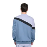 Buzo de cuello redondo Umbro, con diseño de bloques de color en gris y azul, y banda diagonal negra con el logo de la marca estampado en blanco.