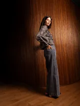 Pantalón de jean corte wide leg, color gris lavado, con tiro alto, cierre frontal con botón y bolsillos laterales.