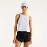 Musculosa deportiva New Balance modelo Infinity Propel, color lila claro, con diseño sin mangas, cuello redondo y el logotipo reflectante de la marca en el pecho.