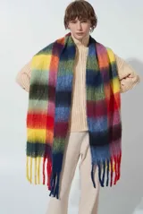 Bufanda de tejido suave con diseño de cuadros grandes en colores vibrantes como amarillo, azul, rojo y violeta, terminada con flecos en los extremos.
