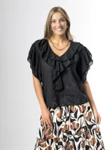 Blusa negra de algodón con escote en V y volados frontales, de mangas cortas fluidas.