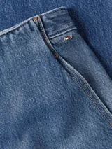 Falda midi de denim azul, de corte ajustado y talle alto, con abertura frontal y cierre trasero con cremallera.