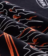 Remera negra de manga corta con cuello redondo y corte comfort, confeccionada en algodón. Presenta diversos estampados gráficos y lettering en estilo graffiti en la espalda.